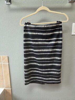 The Limited Pencil Skirt - XS
